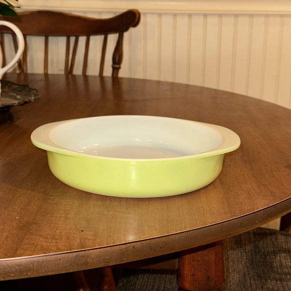 Vintage Pyrex 221 Round 8” Lime Green Cake Pie Casserole Pan Baking Dish - Picture 3 of 8